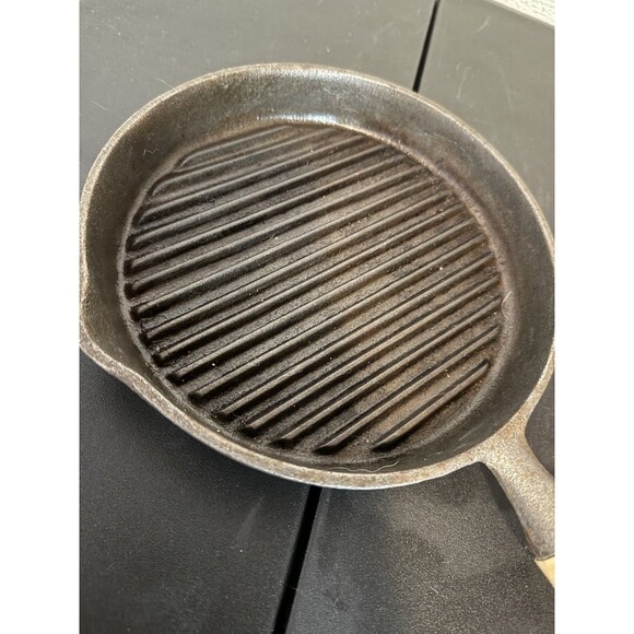 Vtg WKM Seasoned Cast Iron 8" Groove Bottom Fry Pan  Wooden Handle  1" deep - Picture 2 of 7